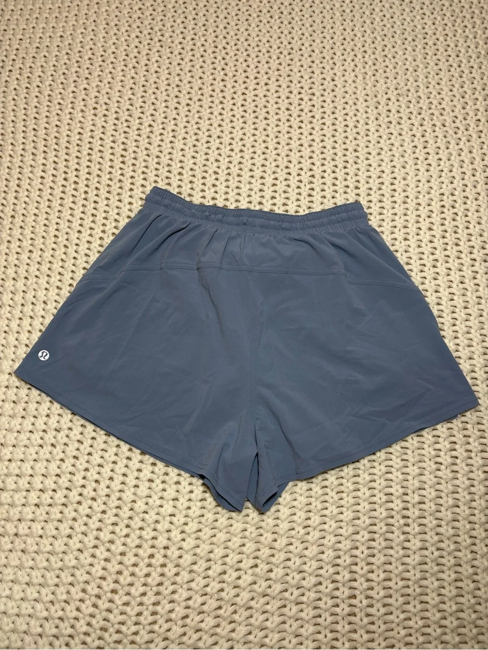 lululemon blue willow/white lightweight relaxed short 3” long liner size 6